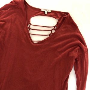 V-neck long sleeve shirt